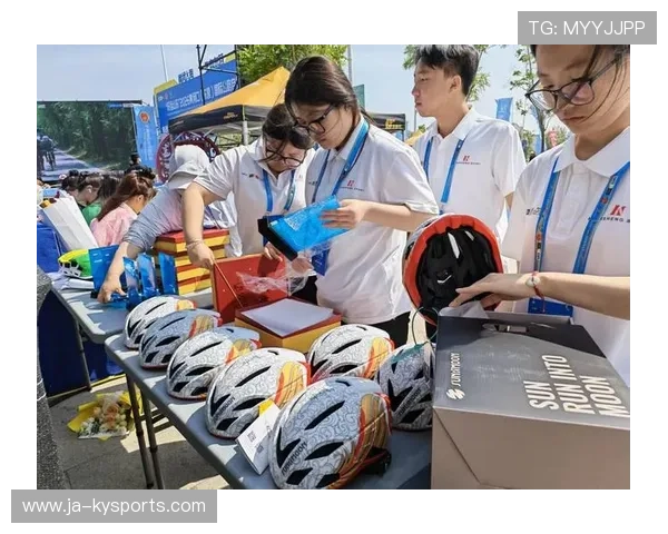 自行车协会推动青少年赛事的志愿者体系建设与培训，自行车协会宣传海报